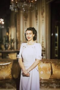 PHOTO Queen Elizabeth II Filled A Room When She Was Younger