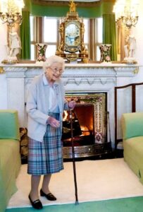 PHOTO Queen Elizabeth Only Used A Cain To Walk Around Her House Everyday Even Though She Was 96 Years Old