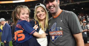 PHOTO Kate Upton's Daughter Loves Camera Time At World Series