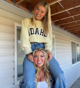 PHOTO Madison Mogen On Kaylee Goncalves Shoulders Outside Their Rented Home In Idaho