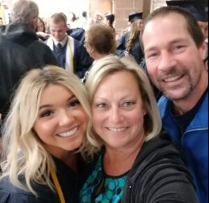 PHOTO Kaylee Goncalves At Her High School Graduation With Her Parents