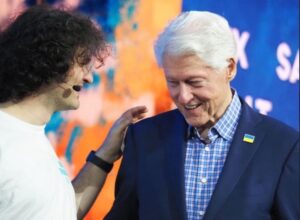 PHOTO Sam Bankman Fried Patting Bill Clinton On The Shoulder