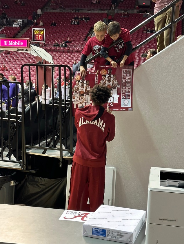 PHOTO Darius Miles Was Just Signing Autographs For Kids At Alabama's
