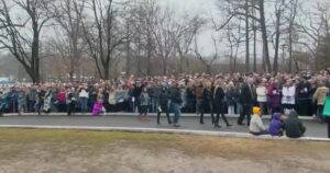 PHOTO Hundreds Of Fan Lined Up Outside Graceland During Lisa Marie Presley's Funeral