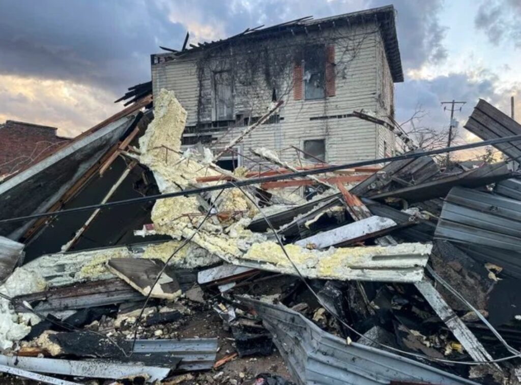 photo-of-all-the-businesses-and-houses-destroyed-by-tornado-in