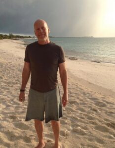 PHOTO Bruce Willis Shoeless On The Beach