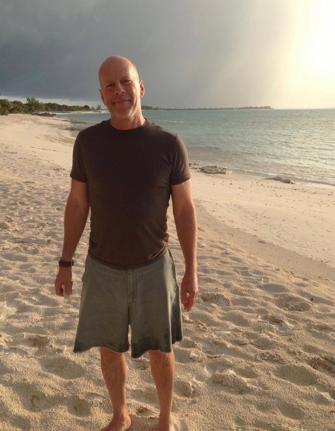 PHOTO Bruce Willis Shoeless On The Beach