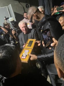 PHOTO Phil Knight Gave Lebron A Plaque For Passing Kareem After The Game