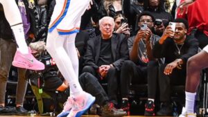 PHOTO Phil Knight With His Hands Clasped Together While Everyone Had Their Phones Out As Lebron Breaks Kareem's Record