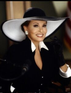 PHOTO Raquel Welch Looking Like A Queen In A Giant Top Hat