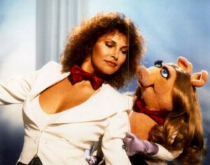 PHOTO Raquel Welch Posing With Miss Piggy