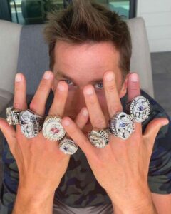 PHOTO Tom Brady Showing Off All His Championship Rings On Two Hands