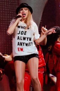PHOTO Taylor Swift Wearing Who's Joe Alwyn Anyway Ew Shirt In Tampa