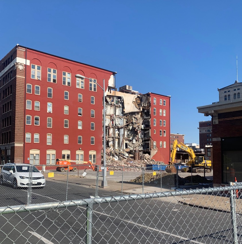 PHOTO 2 People Are Still Believed To Be Inside Davenport Iowa Apartment