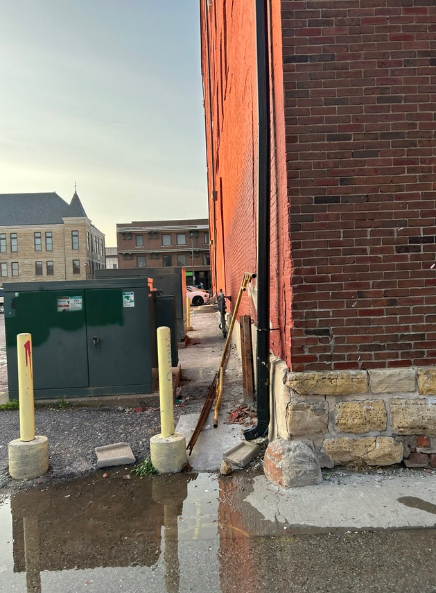 PHOTO Close Up Pictures Of Davenport Iowa Apartment Building Weeks