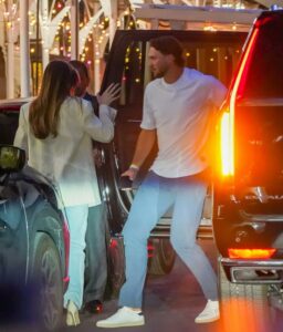 PHOTO Hailee Steinfeld Getting Out Of A Car With Josh Allen Proves They Haven't Broken Up