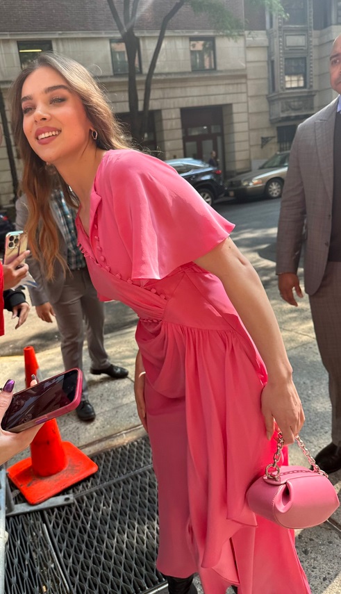 PHOTO Hailee Steinfeld In Pink Dress With Very Expensive Purse