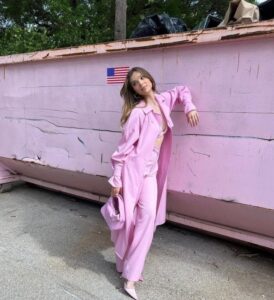 PHOTO Hailee Steinfeld Looking Hot Posing For A Picture Next To A Dumpster