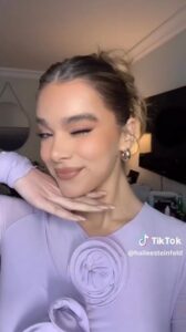 PHOTO Hailee Steinfeld Looks Incredible With Makeup On It's Truly Unbelievable