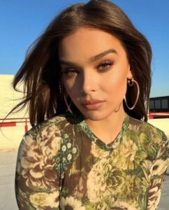 PHOTO Hailee Steinfeld's Eyes Will Make You Go Unconscious