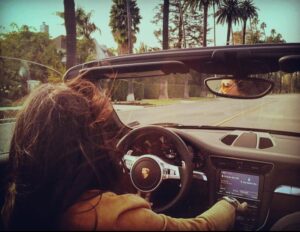 PHOTO Noor Alfallah Driving A Porsche Convertible In LA Looking Like A Desirable Celebrity