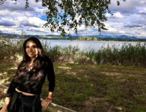 PHOTO Noor Alfallah Showing Off Her Stomach At A Lake