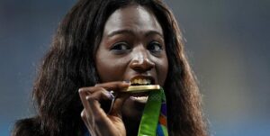 PHOTO Tori Bowie Putting Gold Medal In Her Mouth