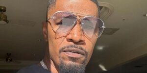 PHOTO Jamie Foxx Wearing Sunglasses Inside His House Due To Eye Problems