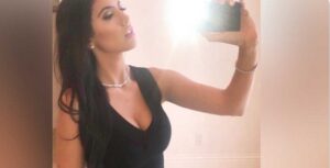 PHOTO Noor Alfallah's Bathroom Mirror Selfie Will Have You Begging For More