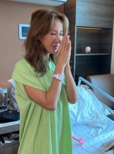 PHOTO Coco Lee Desperately Praying In The Hospital With Her Hands Clasped Together After Attempting Suicide