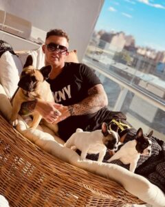 PHOTO Fernando Pérez Algaba Chilling With His 3 Dogs In Expensive Waterfront House