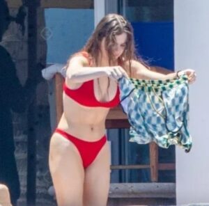 PHOTO Hailee Steinfeld Being The Ultimate Bae And Drying Out Josh Allen's Swim Trunks For Him