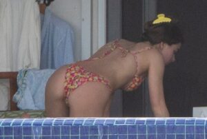 PHOTO Hailee Steinfeld Bending Down In Mexico So You Can Get A Good Look At Her Ass