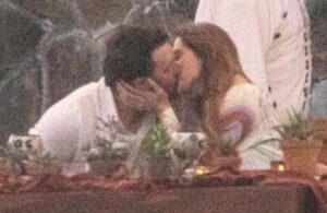 PHOTO Hailee Steinfeld Making Out With Josh Allen Will Make You Believe In True Love