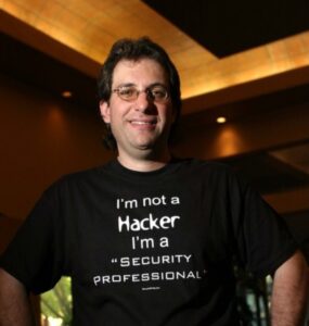 PHOTO Kevin Mitnick Wearing A I'm Not A Hacker I'm A Security Professional T-Shirt