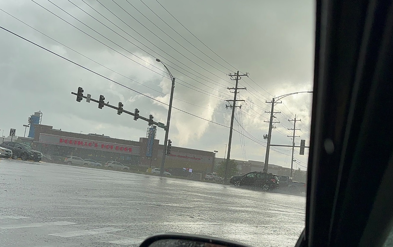 PHOTO Portillo's Drive Thru Packed With People While Tornado Is