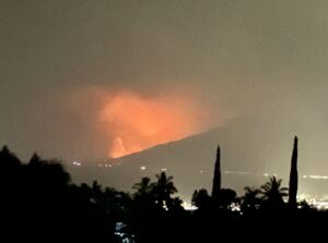 PHOTO Close Up Of Lahaina Fire Rising Over The West Maui Mountains
