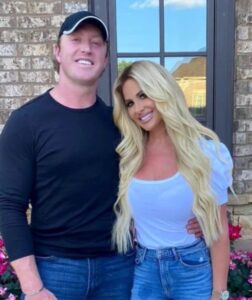 PHOTO Everywhere Kim Zolciak She's Digging For Gold With His Husband By Her Side Supporting It