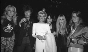 PHOTO Suzanne Somers With The Runaways 1978