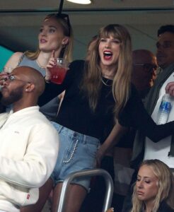 PHOTO Taylor Swift Sipping A Drink At Chiefs Jets While Brittany Mahomes Eats Chicken Finger With Ranch Dressing