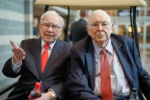 PHOTO Charlie Munger Hanging Out With Warren Buffett