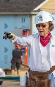 PHOTO Rosalynn Carter Old As Dirt Wearing A Hart Hat That Says Habitat For Humanity And Helping Her Community