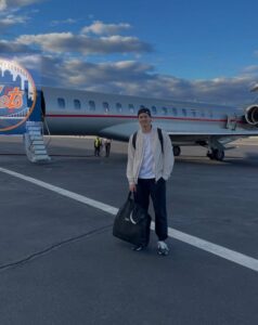 PHOTO Shohei Ohtani Getting Off New York Mets Plane Before Sunrise