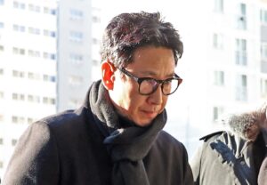 PHOTO Lee Sun-Kyun Heading Into Court Before He Committed Suicide