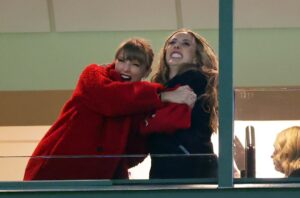 PHOTO Taylor Swift And Brittany Mahomes Hugging Each Other Like They're Best Friends