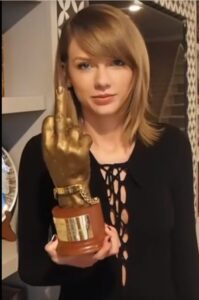 PHOTO Taylor Swift Holding A Middle Finger Trophy