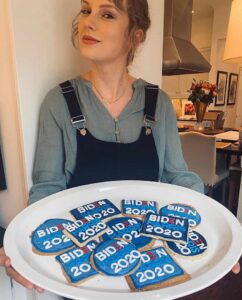 PHOTO Taylor Swift Holding A Plate Of Joe Biden 2020 Sugar Cookies Meme