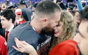 PHOTO Travis Kelce Kissing Taylor Swift On The Nose