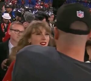 PHOTO Close Up Of How Taylor Swift Looks At Travis Kelce Before See Kisses Him