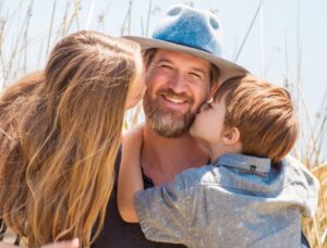 PHOTO Kenneth Mitchell's Son Kissing Him On The Cheek